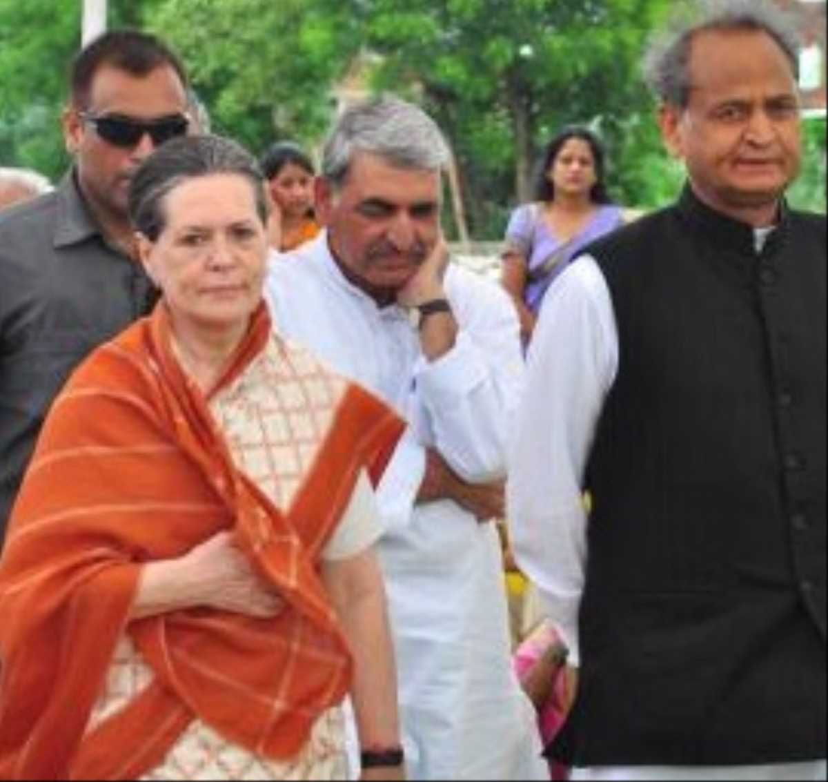 राजस्थान के सीएम अशोक गहलोत ने की सोनिया गांधी से मुलाकात राजस्थान के सीएम अशोक गहलोत ने की सोनिया गांधी से मुलाकात